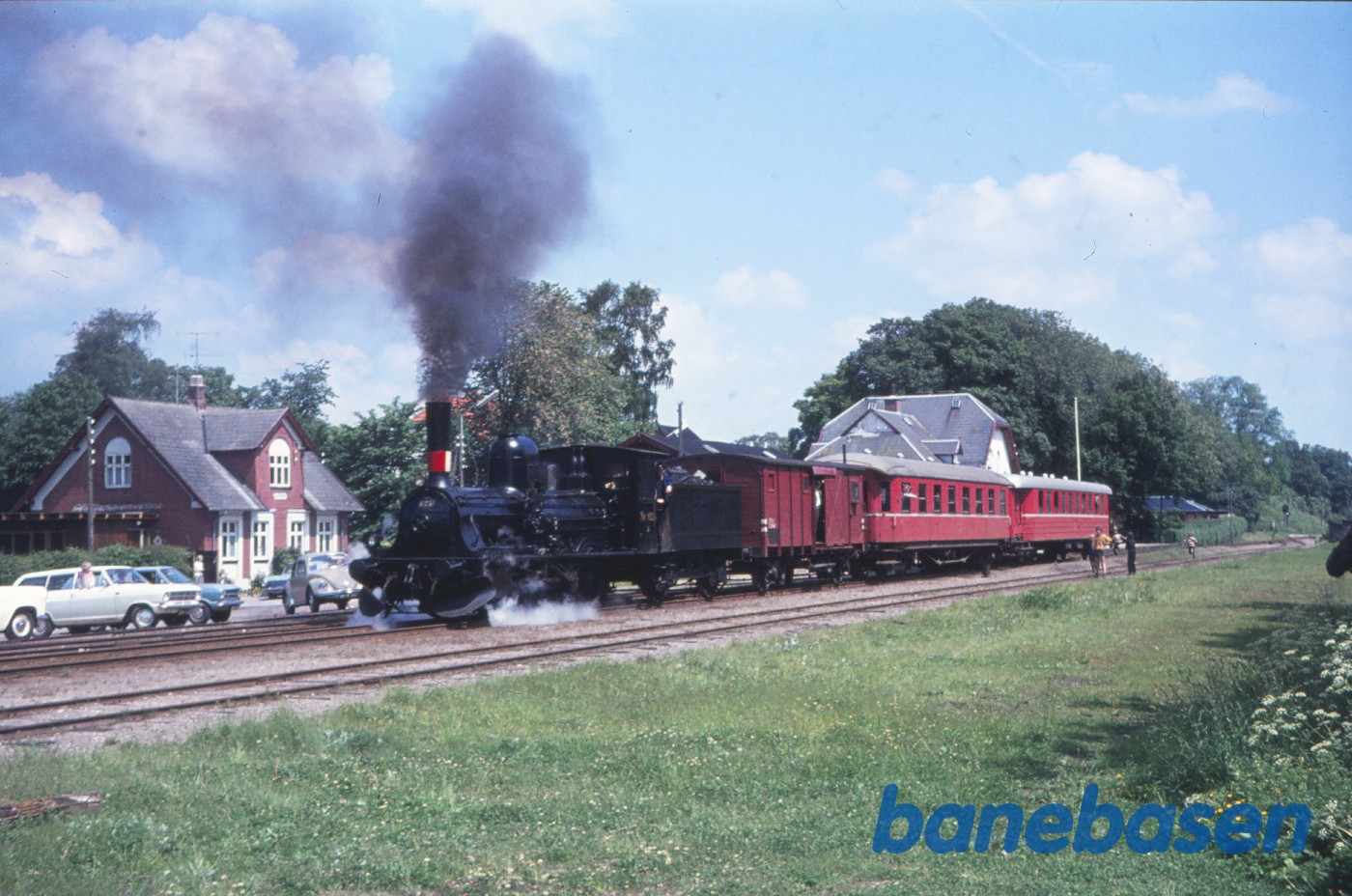 G 625 med udflugtstog G 625 med udflugtstog