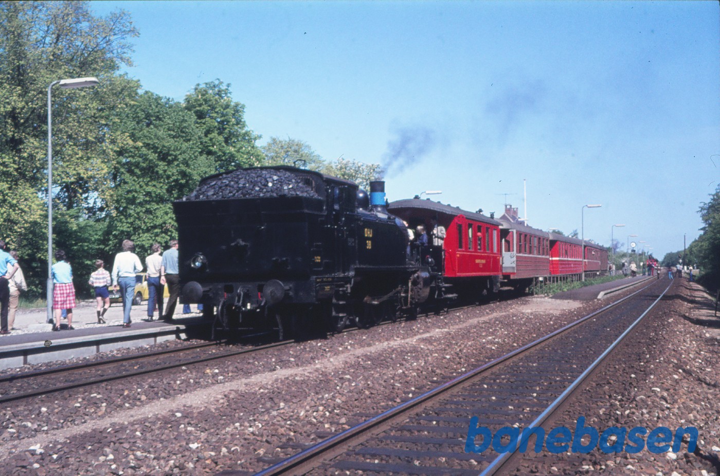 Damplokomotiv nr. 38 med udflugtstog Damplokomotiv nr. 38 med udflugtstog