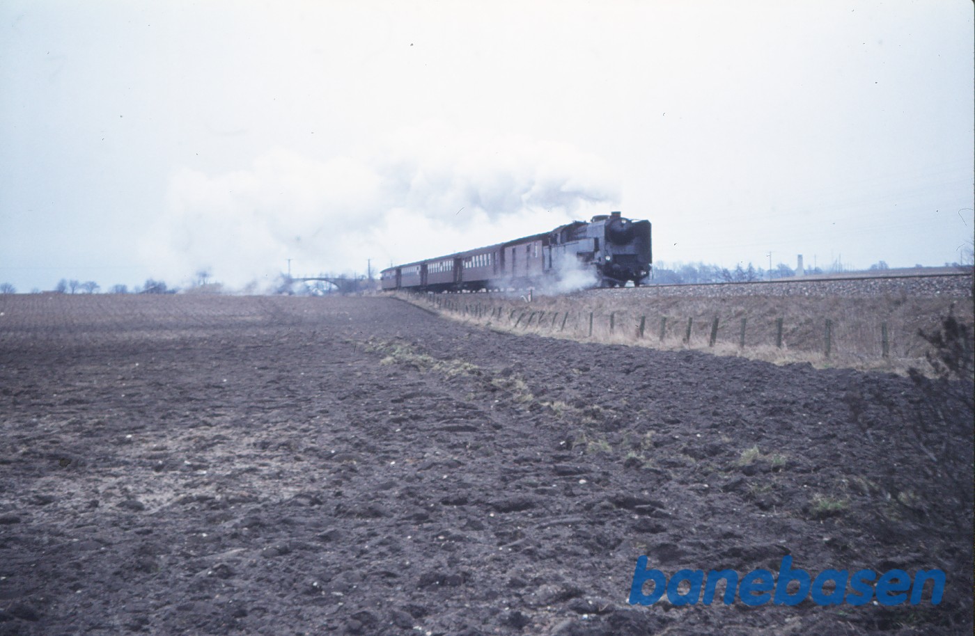 S 736 med udflugtstog for ØSJK før Holme-Olstrup S 736 med udflugtstog for ØSJK før Holme-Olstrup