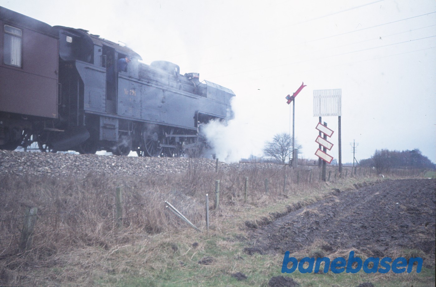 S 736 med udflugtstog for ØSJK ved F-signalet ved Holme-Olstrup S 736 med udflugtstog for ØSJK ved F-signalet ved Holme-Olstrup