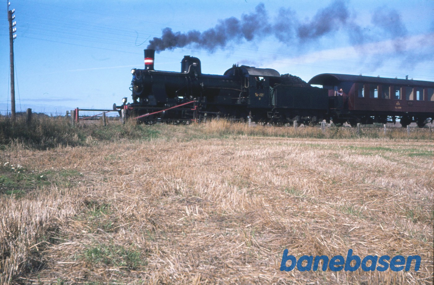 D 826 med "udflugts"-godstog under indkørsel fra Roskilde D 826 med "udflugts"-godstog under indkørsel fra Roskilde