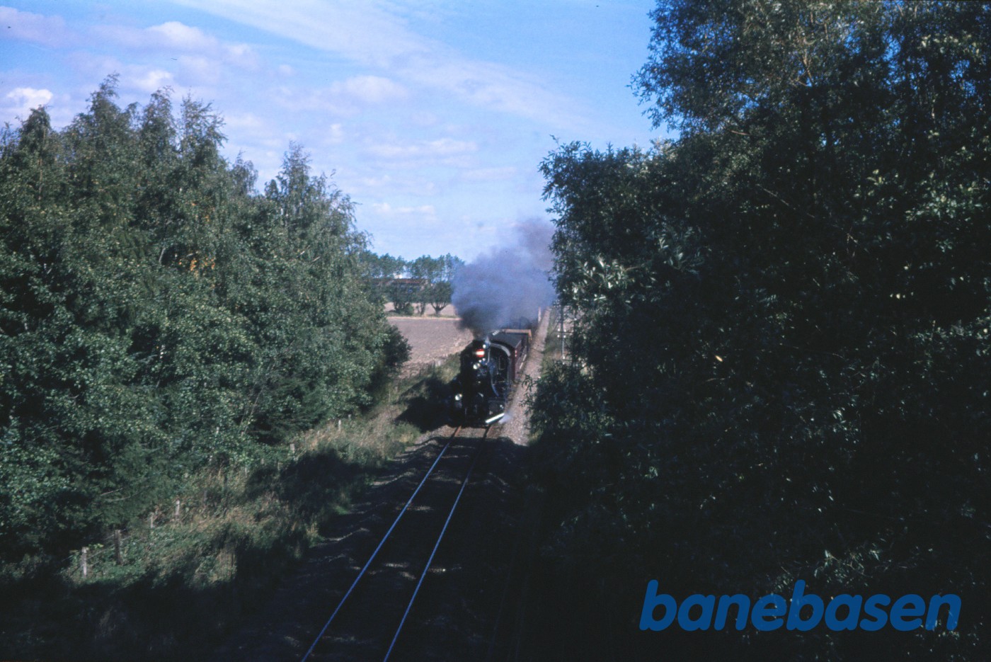 D 826 med "udflugts"-godstog ved bro for Hastrupvej D 826 med "udflugts"-godstog ved bro for Hastrupvej