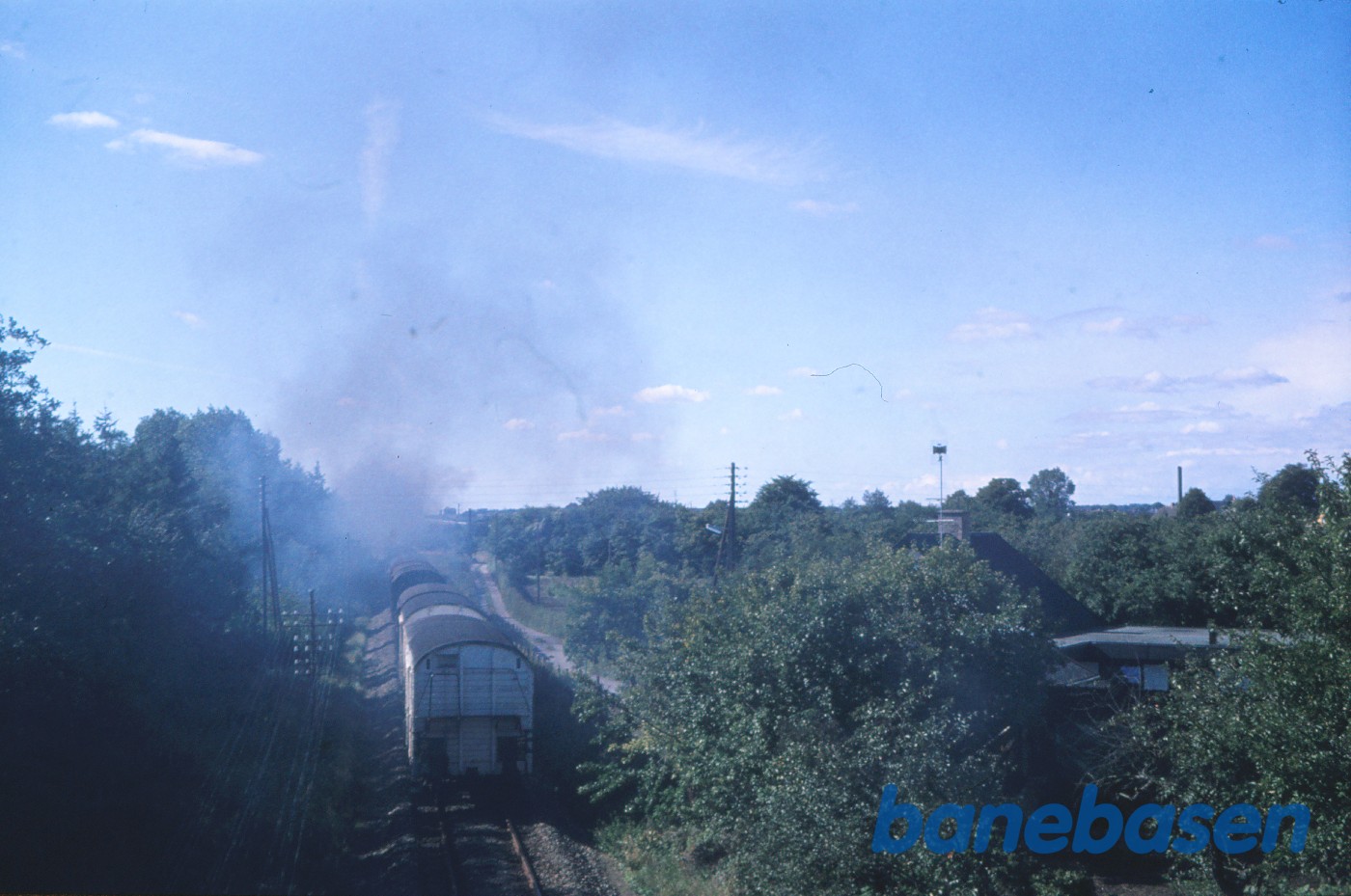 D 826 med "udflugts"-godstog ved bro for Hastrupvej D 826 med "udflugts"-godstog ved bro for Hastrupvej