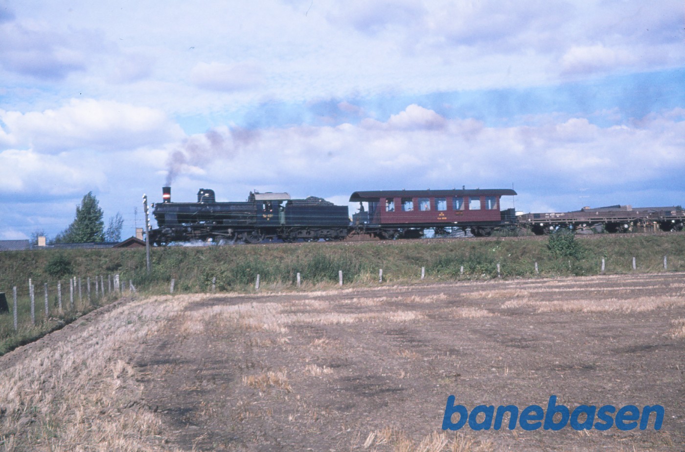 D 826 med "udflugts"-godstog under indkørsel fra Roskilde D 826 med "udflugts"-godstog under indkørsel fra Roskilde