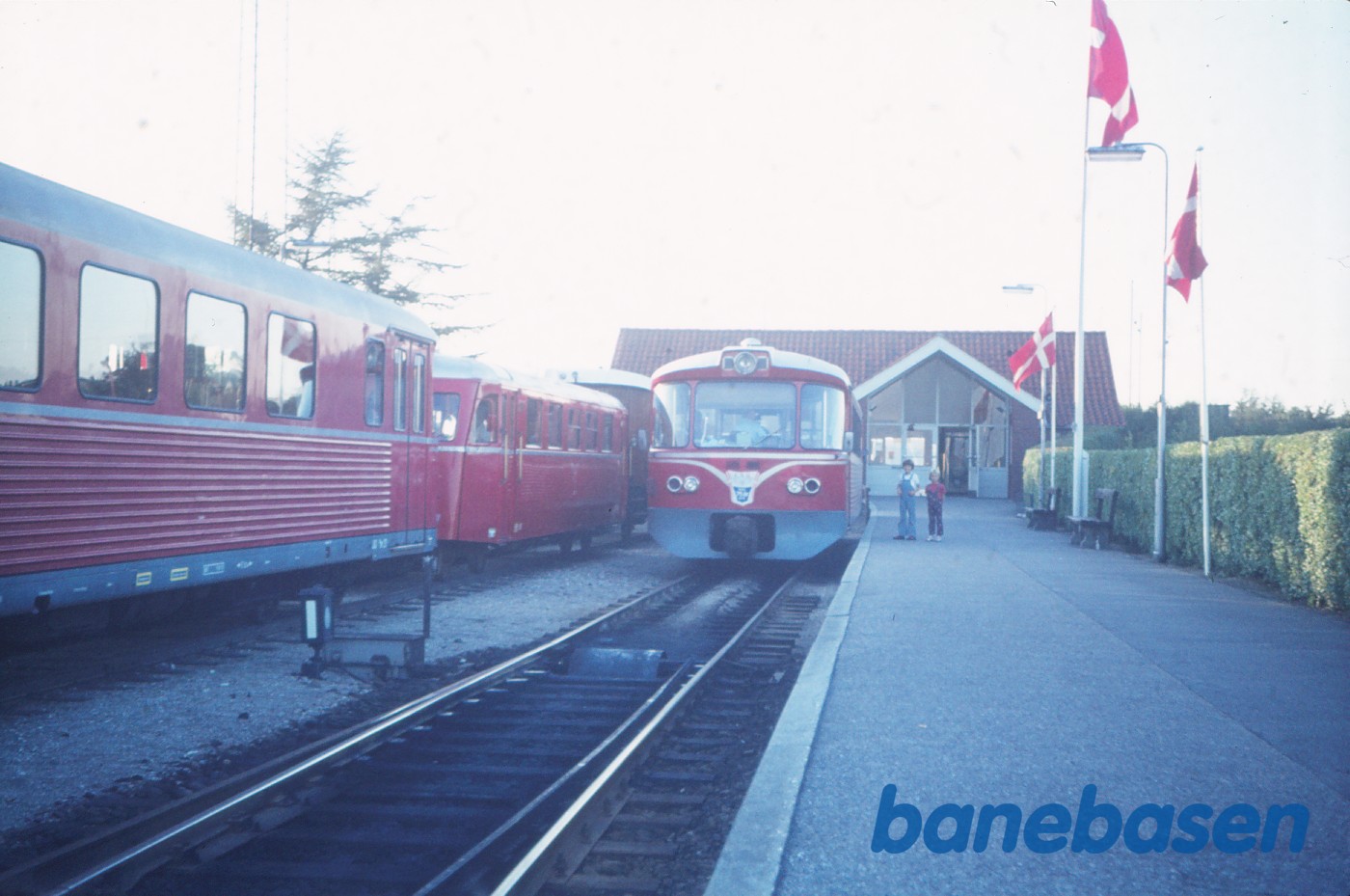 Ym pyntet i anledning af banens 75 års jubilæum, i modsatte spor Ym 20, Sm 13 og M 4 Ym pyntet i anledning af banens 75 års jubilæum, i modsatte spor Ym 20, Sm 13 og M 4