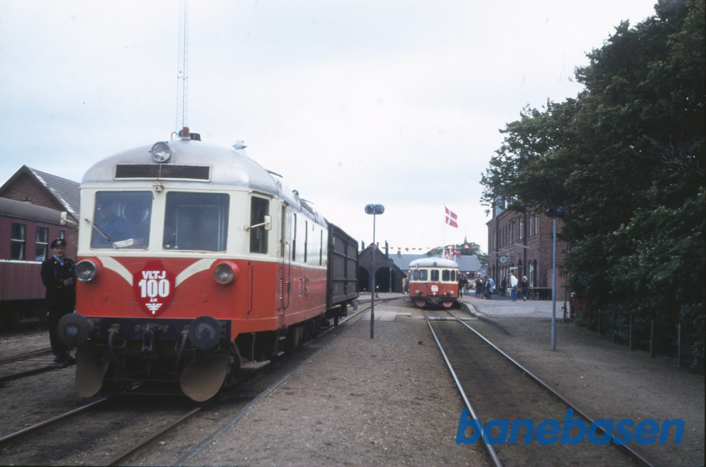 ML 12 rangerer med godsvogn, YBM ved perron ML 12 rangerer med godsvogn, YBM ved perron