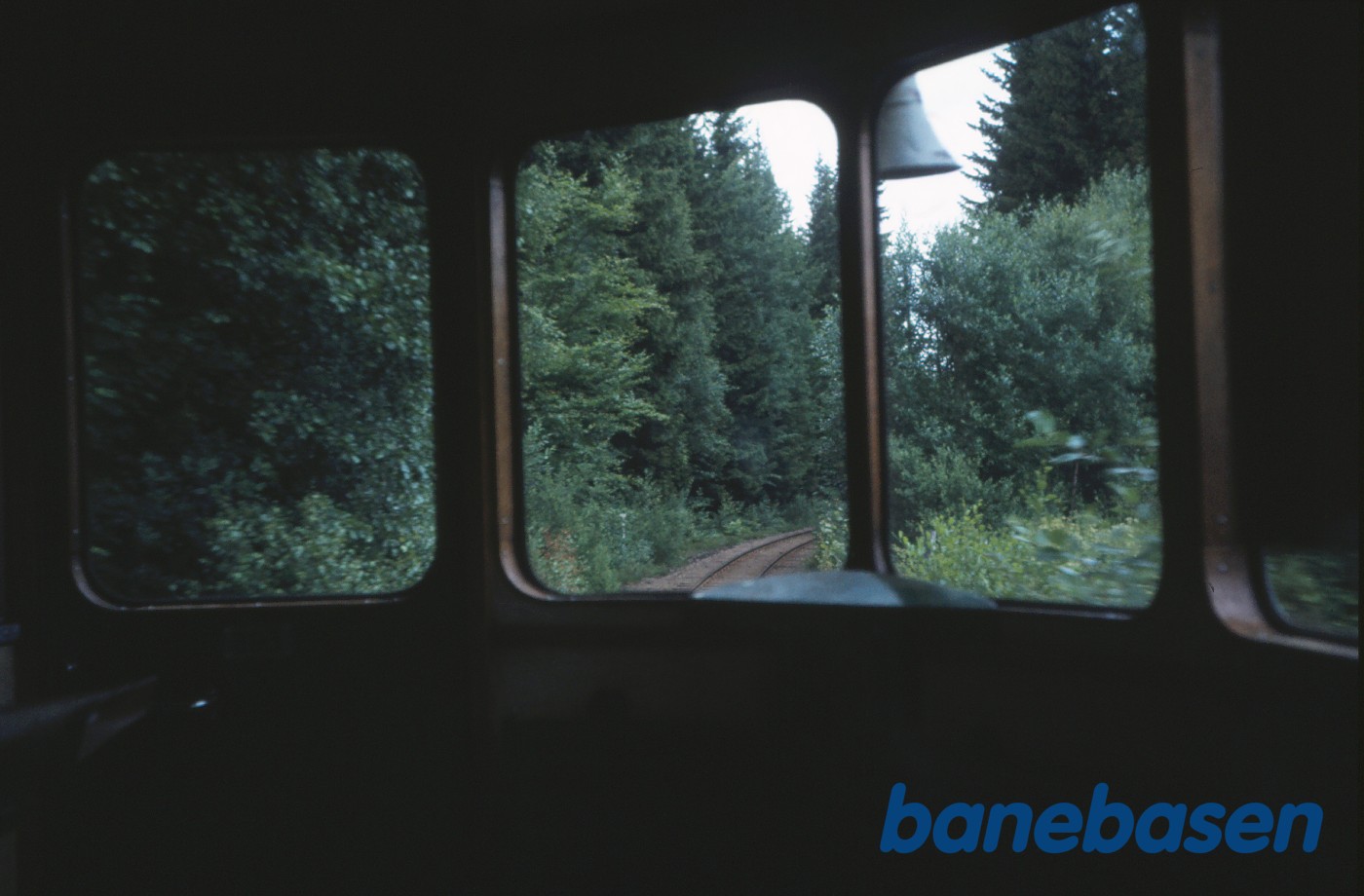 Vue fra førerplads i skinnebus mellem Rottne og Braås Vue fra førerplads i skinnebus mellem Rottne og Braås