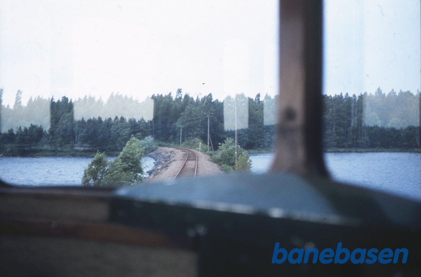 Vue fra førerplads i skinnebus mellem Åseda og Virserum ved Virserumsøen Vue fra førerplads i skinnebus mellem Åseda og Virserum ved Virserumsøen