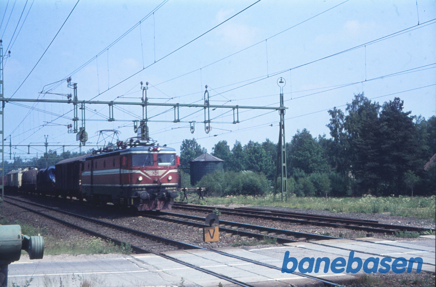 Rc2 1124 med godstog Rc2 1124 med godstog