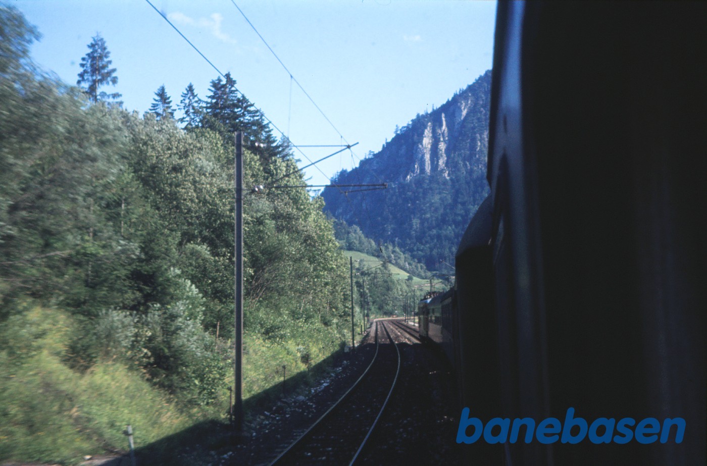 Vue fra toget på fri strækning mellem Zell am See og Salzburg Vue fra toget på fri strækning mellem Zell am See og Salzburg