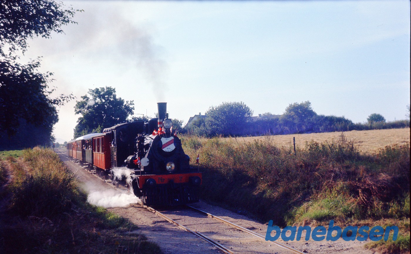 ØSJS nr. 7 med veterantog på vej ud af Saunte station ØSJS nr. 7 med veterantog på vej ud af Saunte station