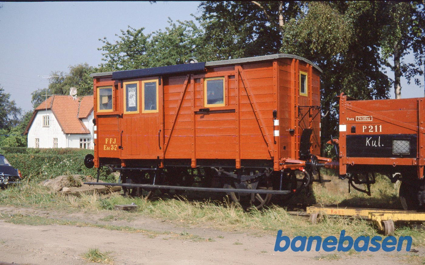 Rejsegodsvogn FFJ EM 37 i spor 3 i Saunte Rejsegodsvogn FFJ EM 37 i spor 3 i Saunte
