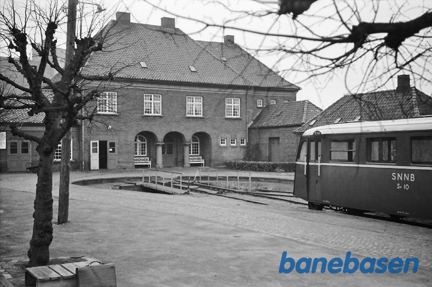 Stationsbygningen fra perronen Stationsbygningen fra perronen