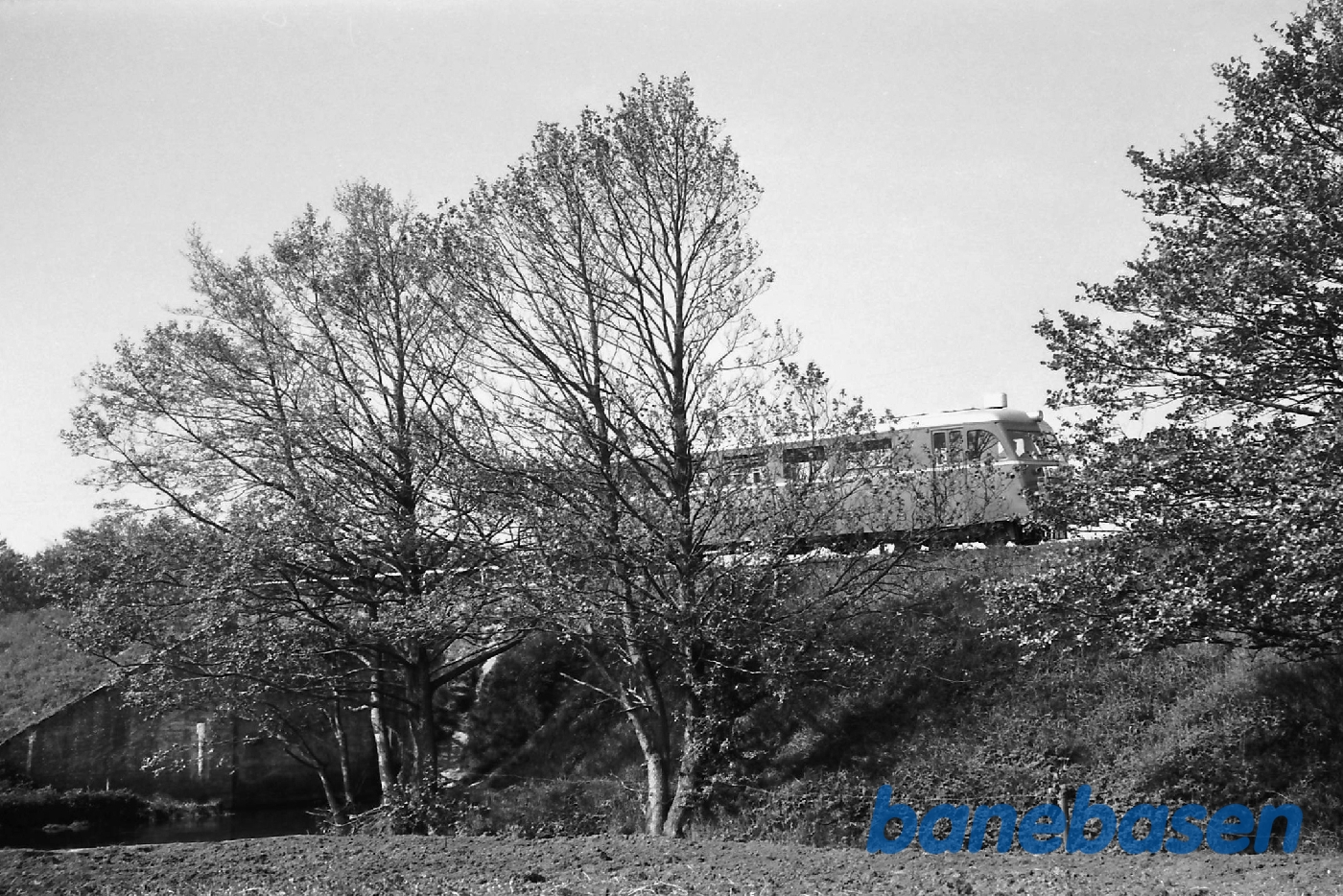 Skinnebustog på banedæmningen lige syd for Ansager station set fra øst Skinnebustog på banedæmningen lige syd for Ansager station set fra øst