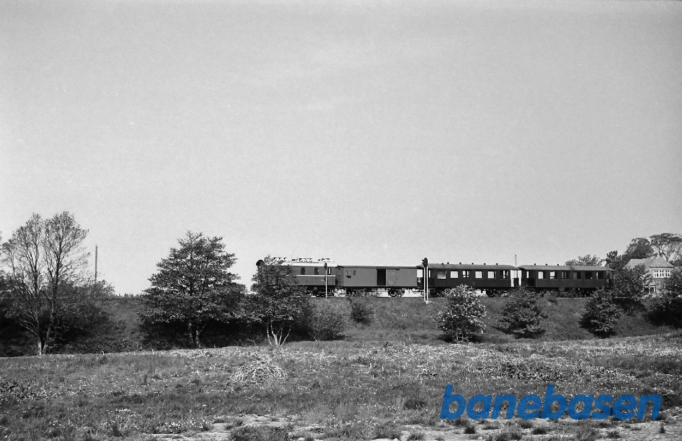 Udflugtstog ved Ansager Å, Indkørselssignalet til Ansager ses oppe på banedæmningen Udflugtstog ved Ansager Å, Indkørselssignalet til Ansager ses oppe på banedæmningen