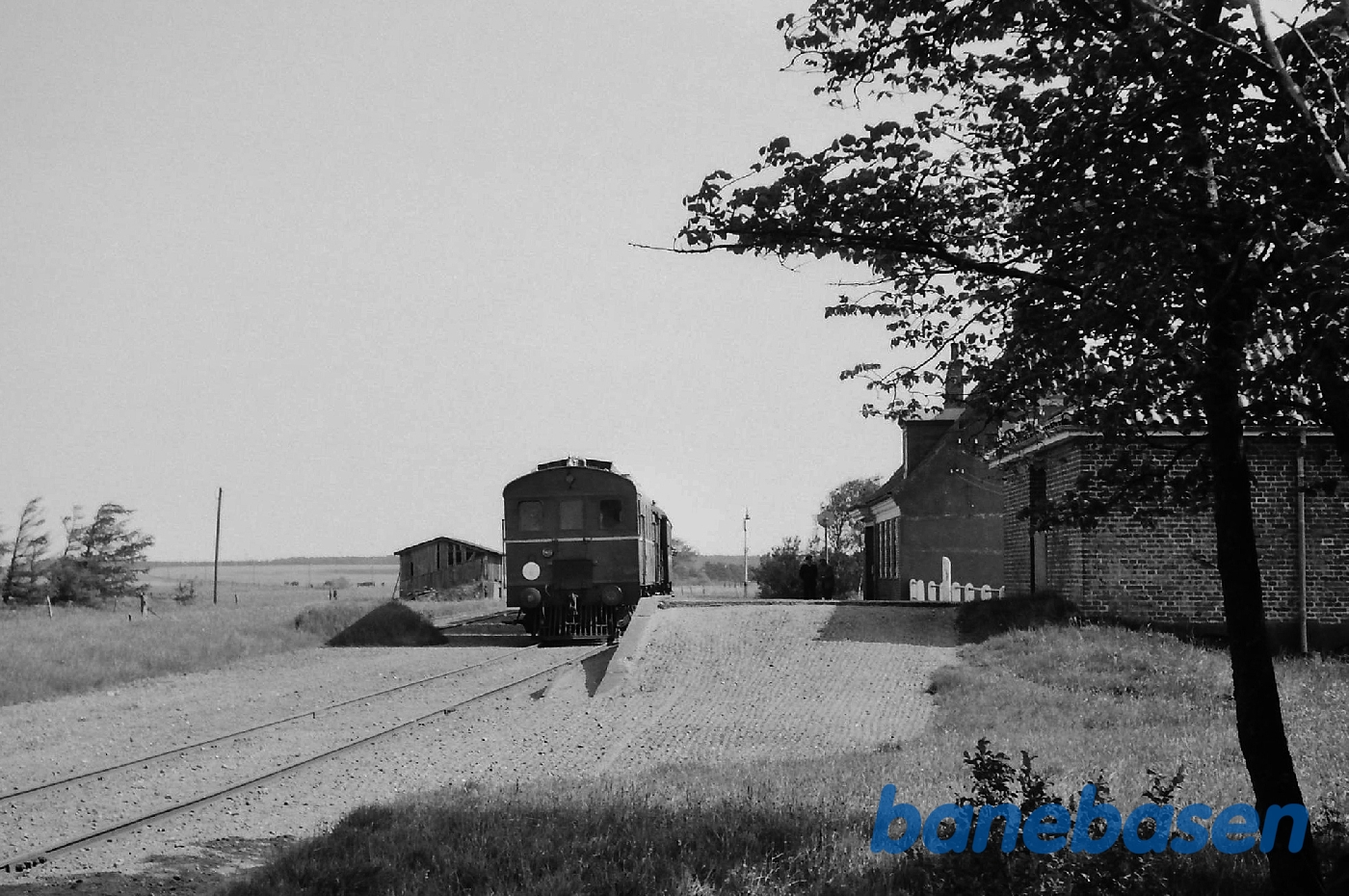 Udflugtstog ved station Gravlund Udflugtstog ved station Gravlund