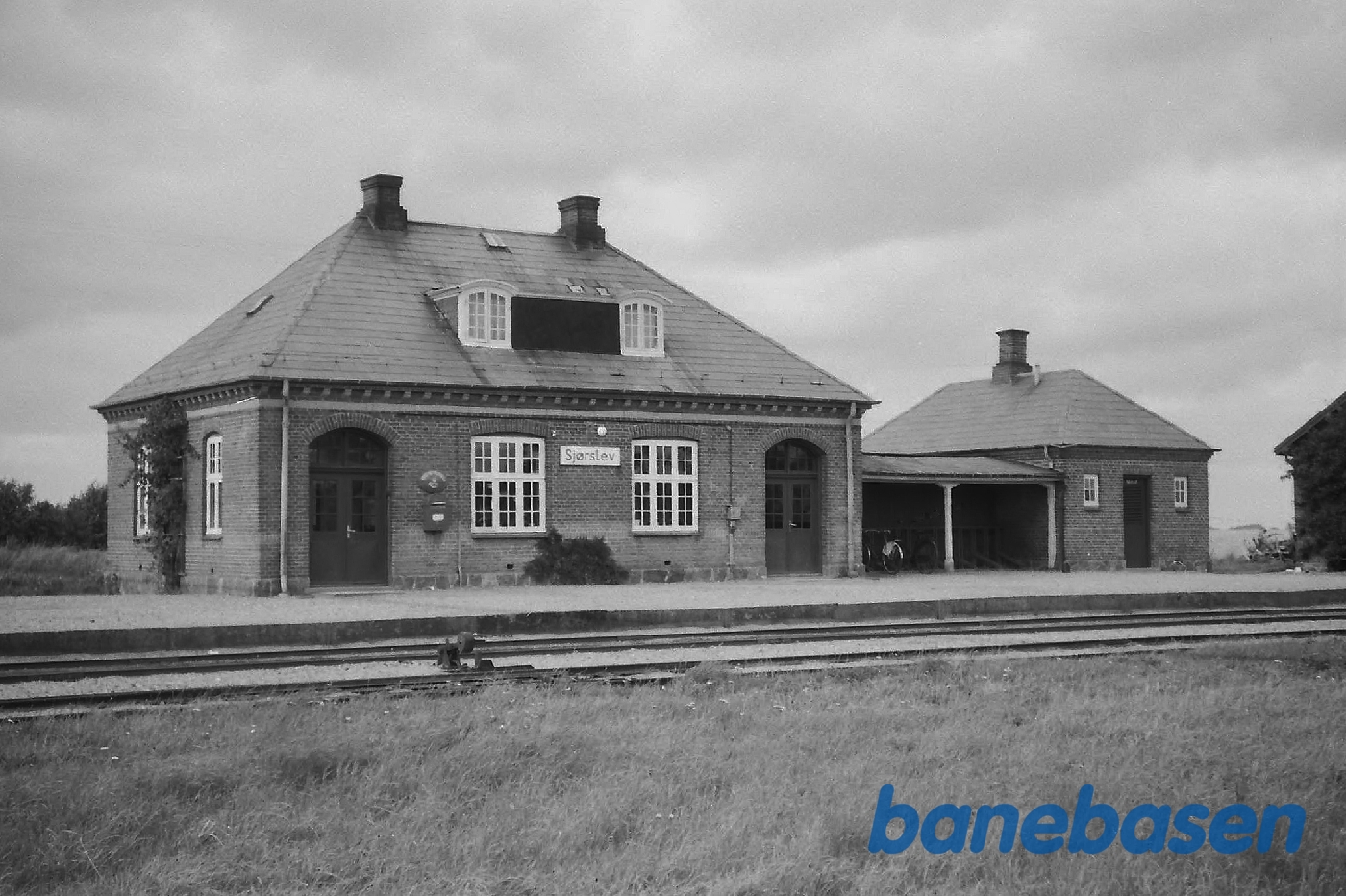 Stationen fra perronsiden Stationen fra perronsiden