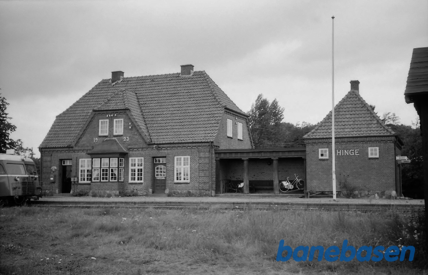 Stationen fra perronsiden Stationen fra perronsiden