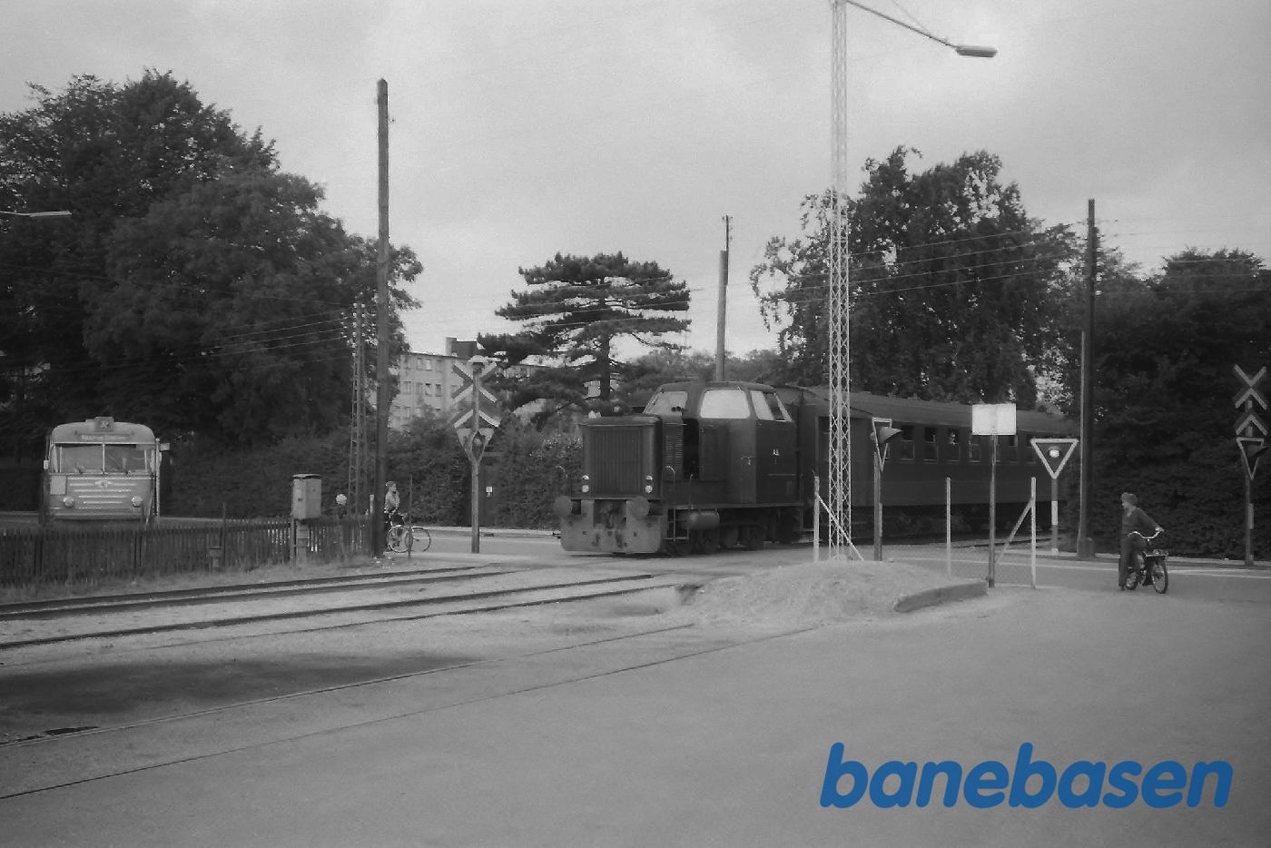 Vejoverskæring, indkørslen til Kastrup station Vejoverskæring, indkørslen til Kastrup station