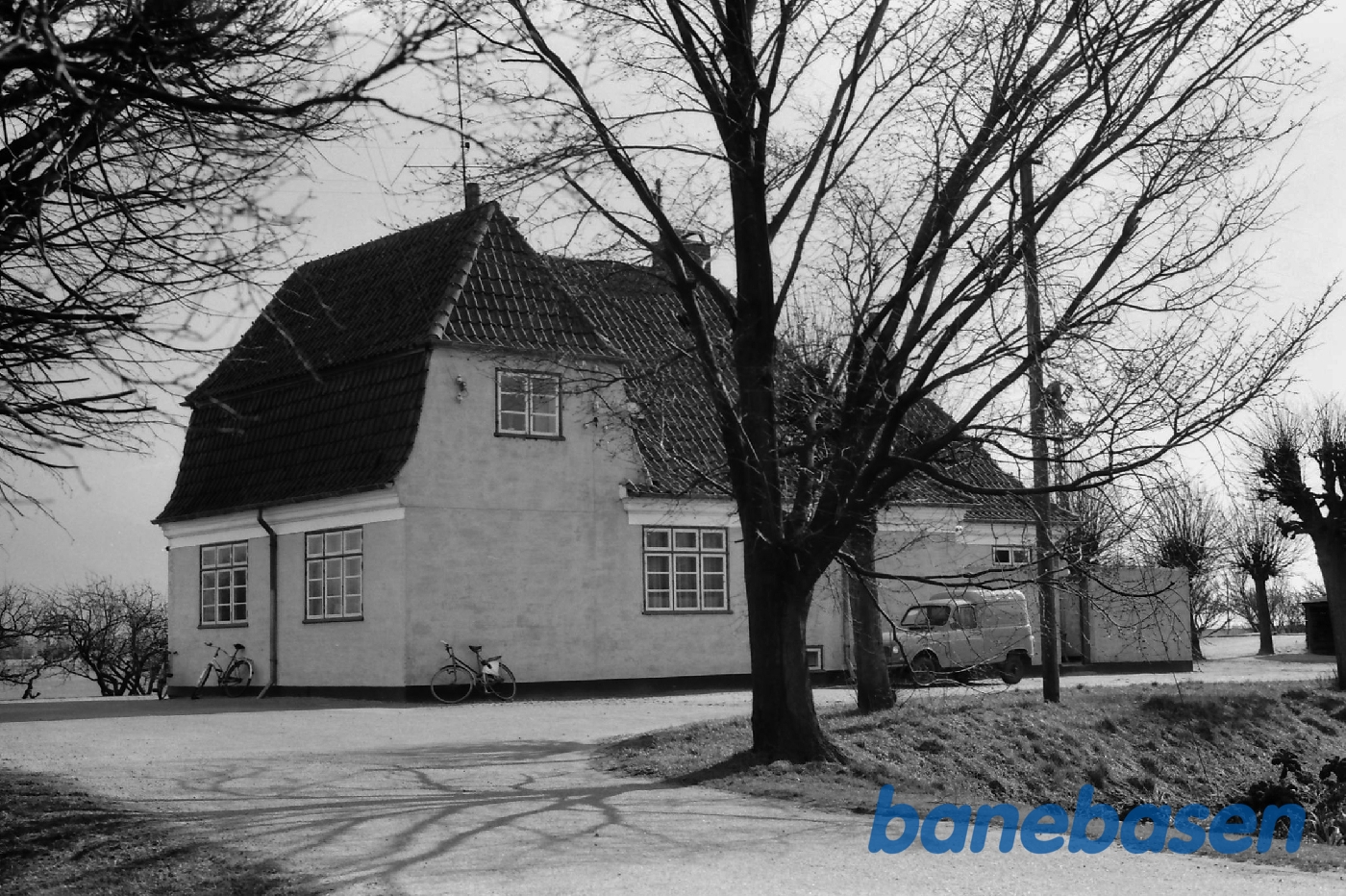 Stationen set fra gaden Stationen set fra gaden