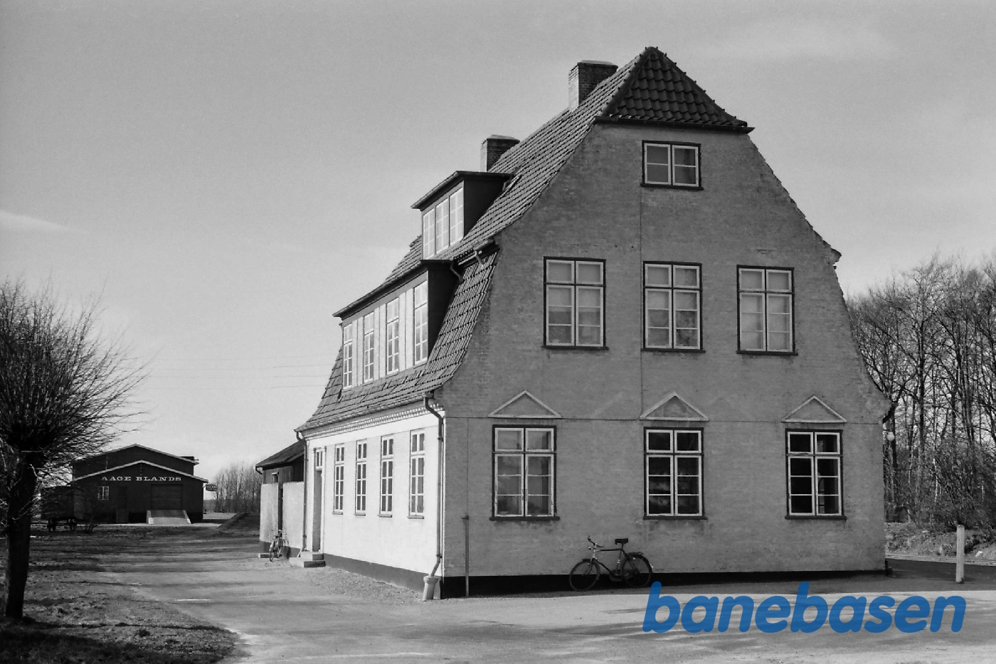 Stationen set fra gaden Stationen set fra gaden