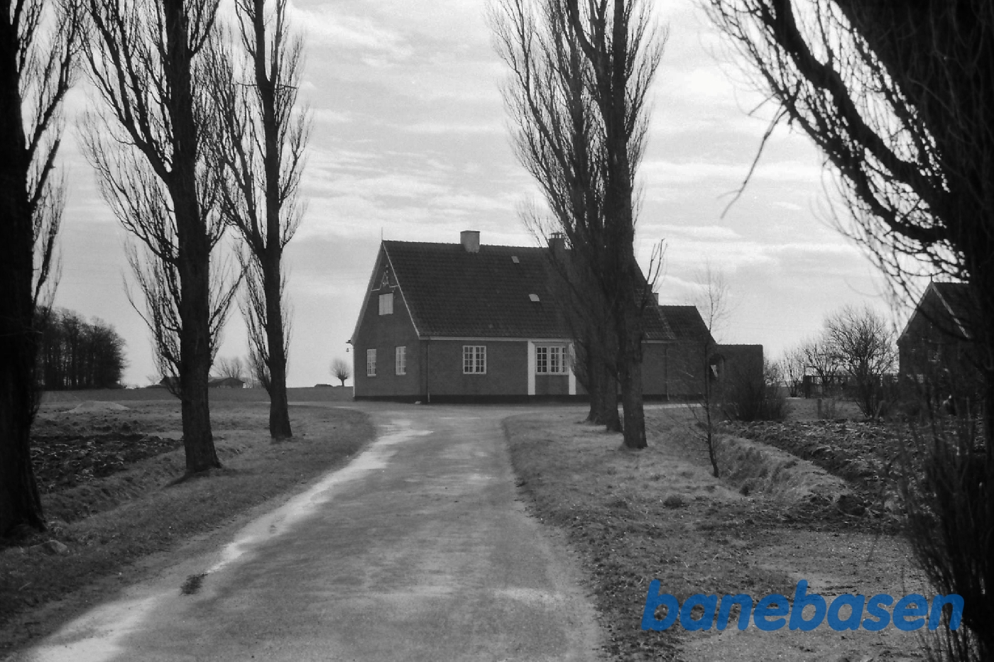 Station set fra vejen Station set fra vejen