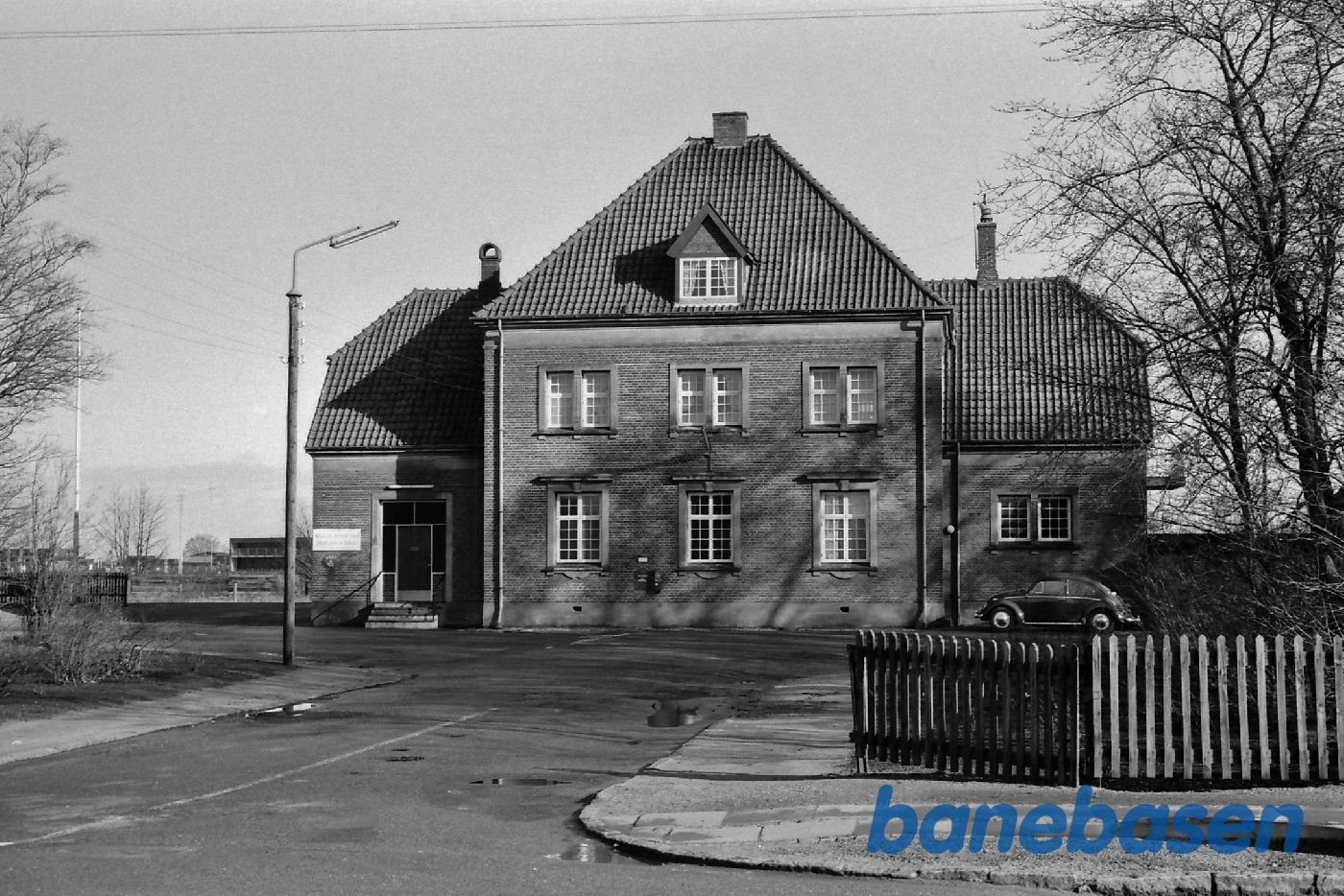 Stationen set fra gaden Stationen set fra gaden