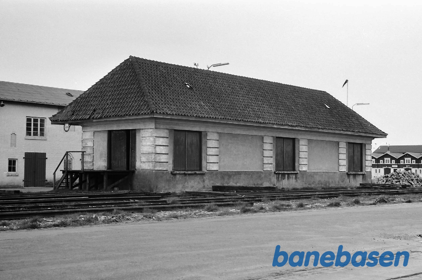 Det er fiskepakhuset er nede på havneområdet. Se havneboderne i baggrunden Det er fiskepakhuset er nede på havneområdet. Se havneboderne i baggrunden