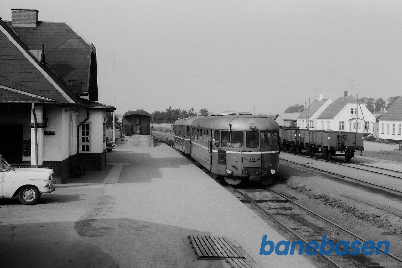 Skinnebus ved perron Skinnebus ved perron
