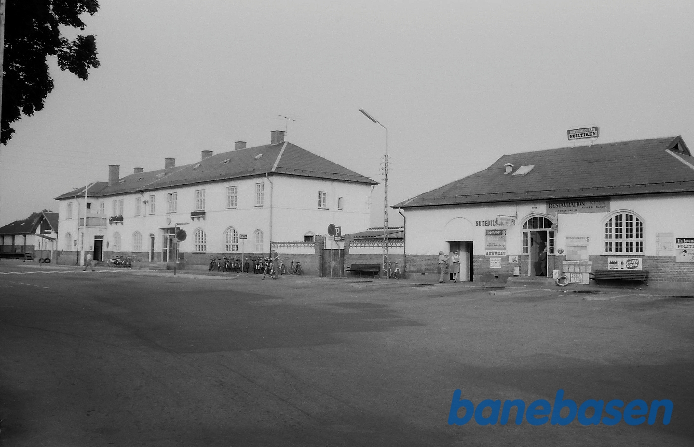 Stationen set fra gaden Stationen set fra gaden