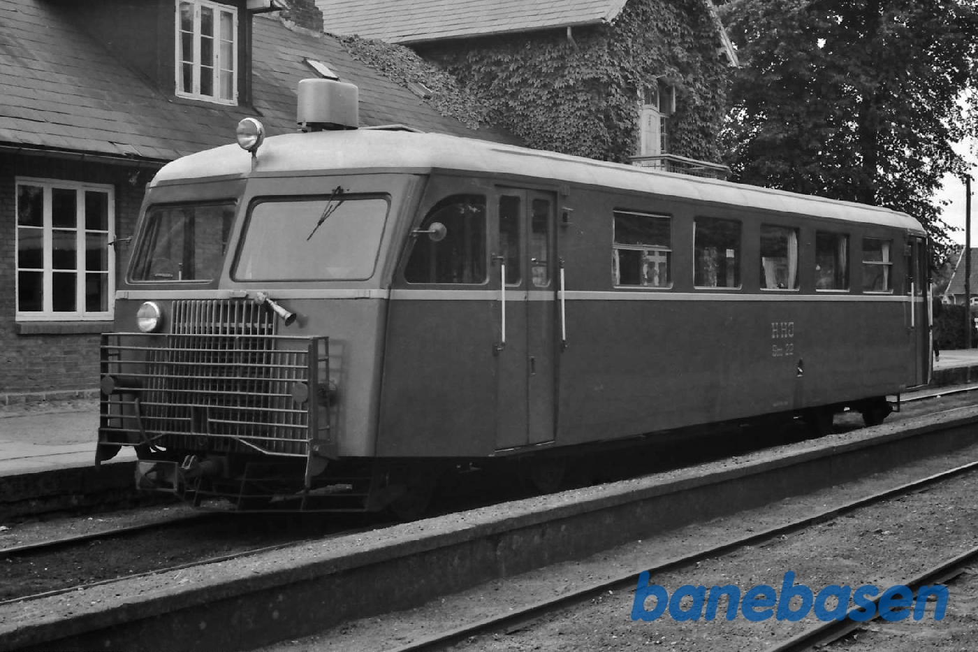 Skinnebus ved perron Skinnebus ved perron