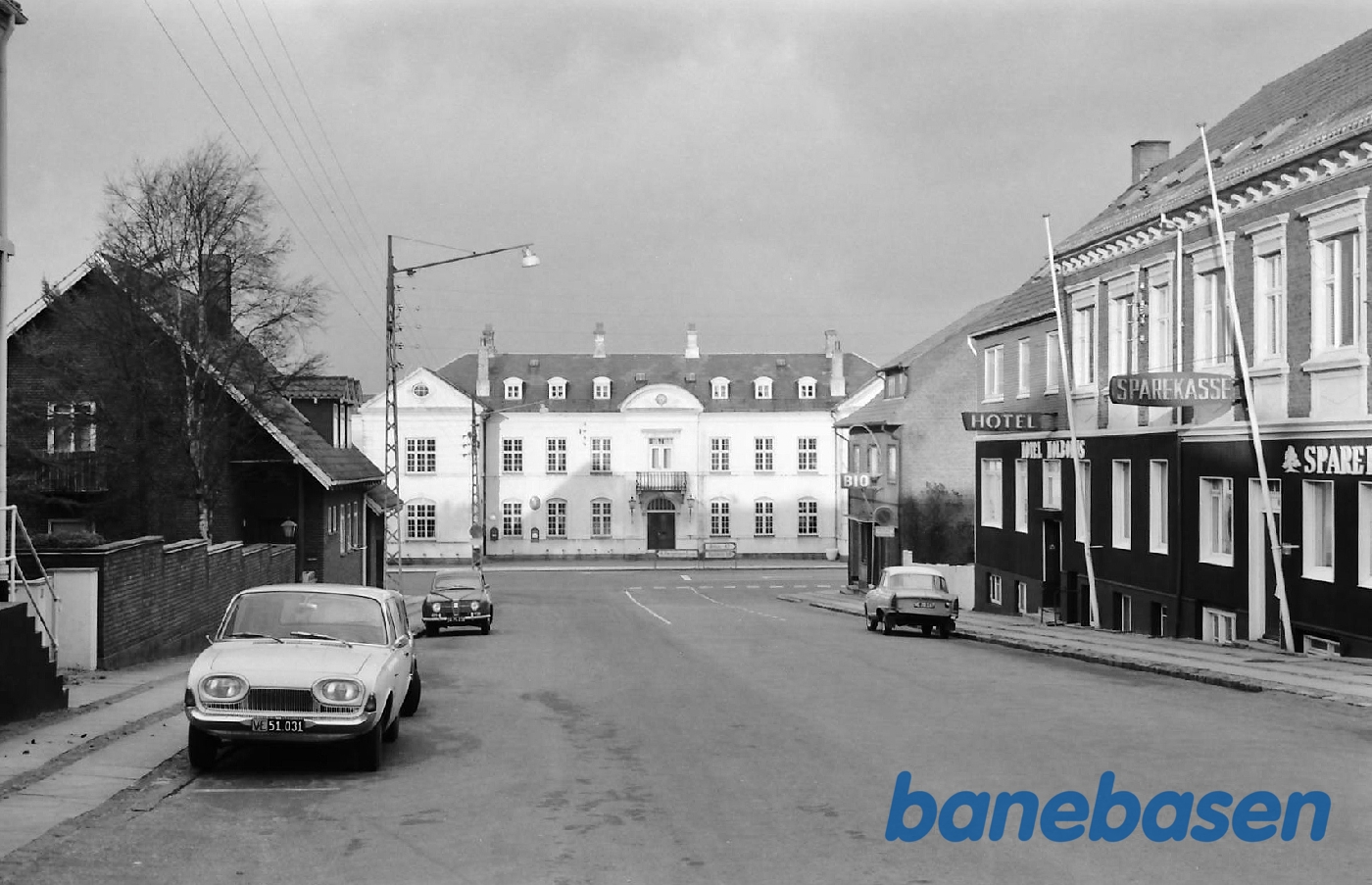 Stationen set fra gaden Stationen set fra gaden