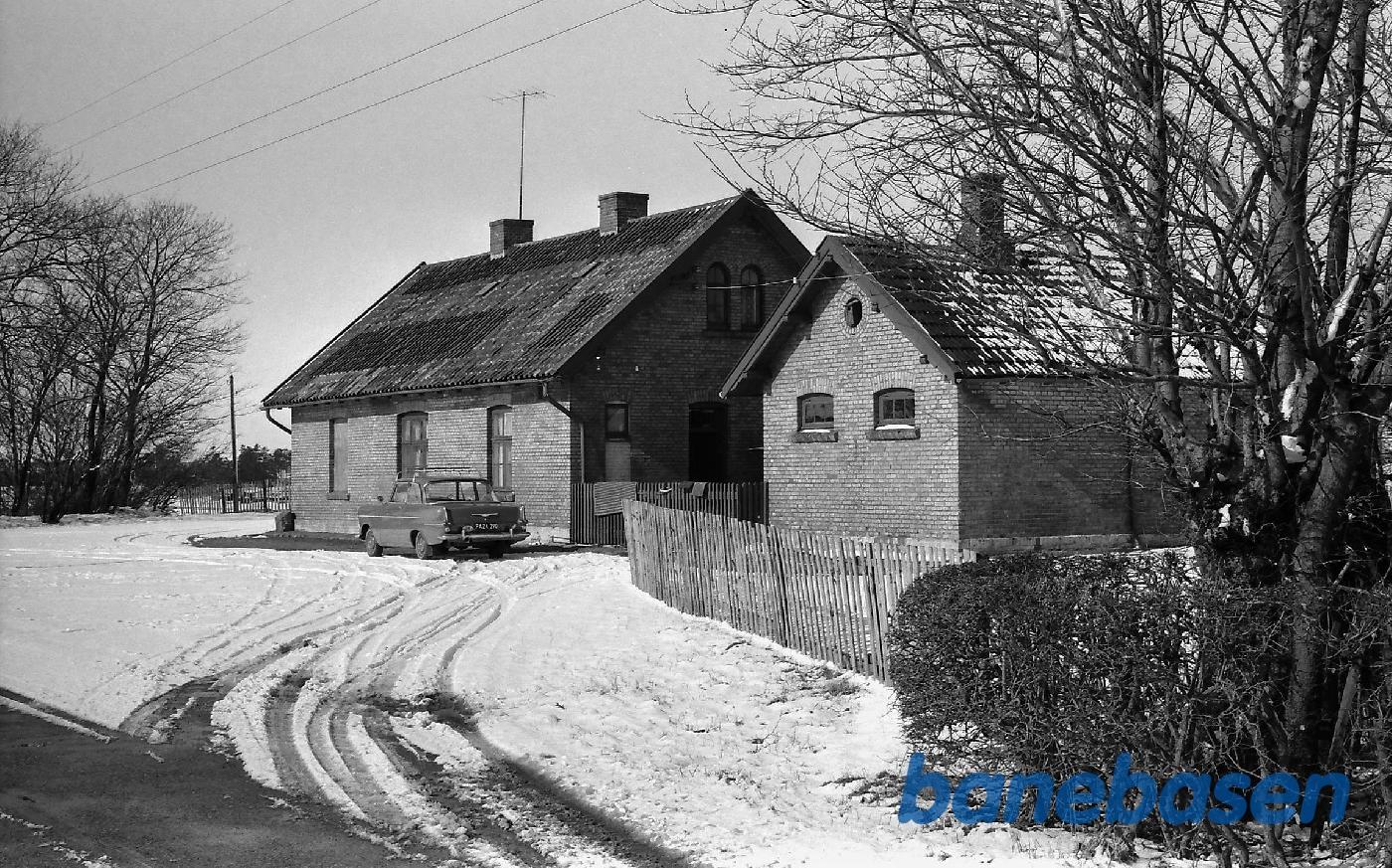 Stationen set fra gaden Stationen set fra gaden