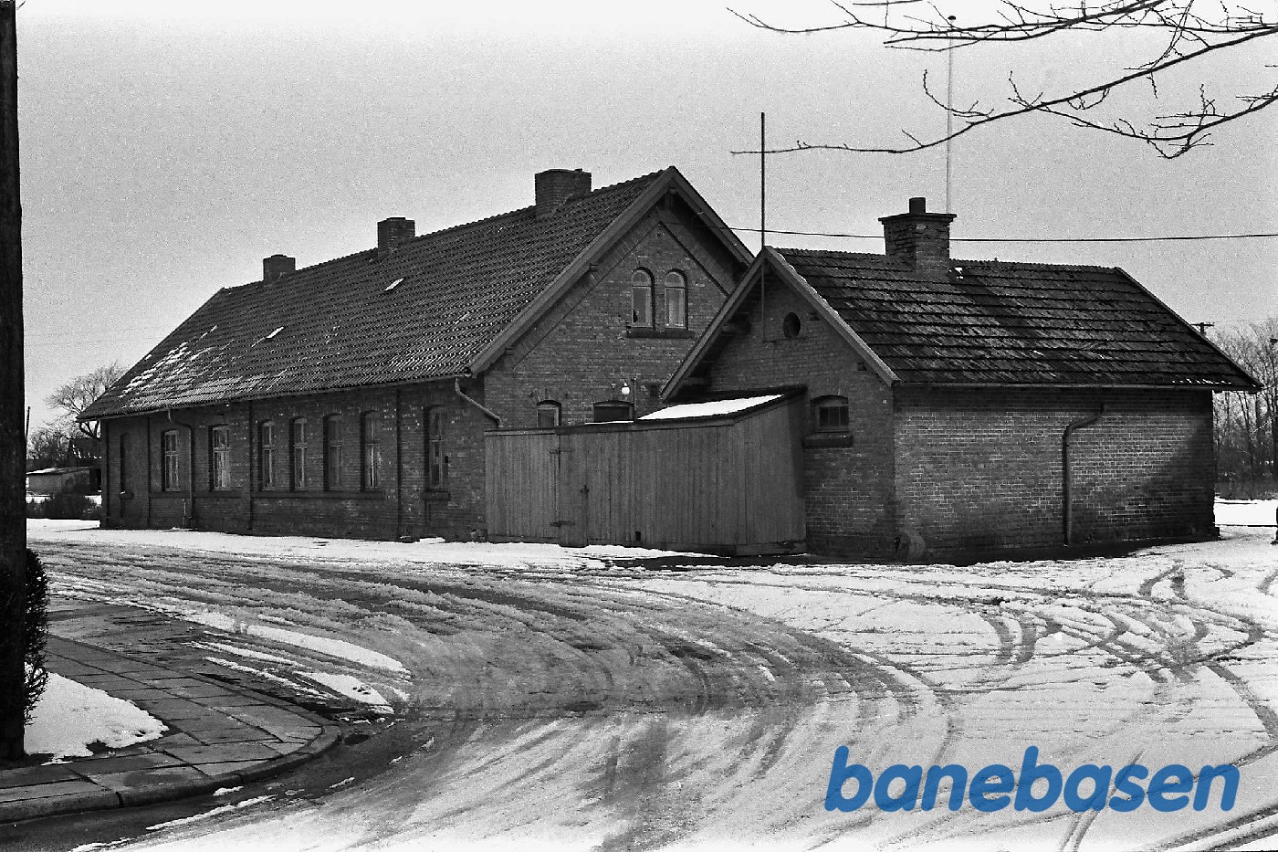 Stationen set fra gaden Stationen set fra gaden