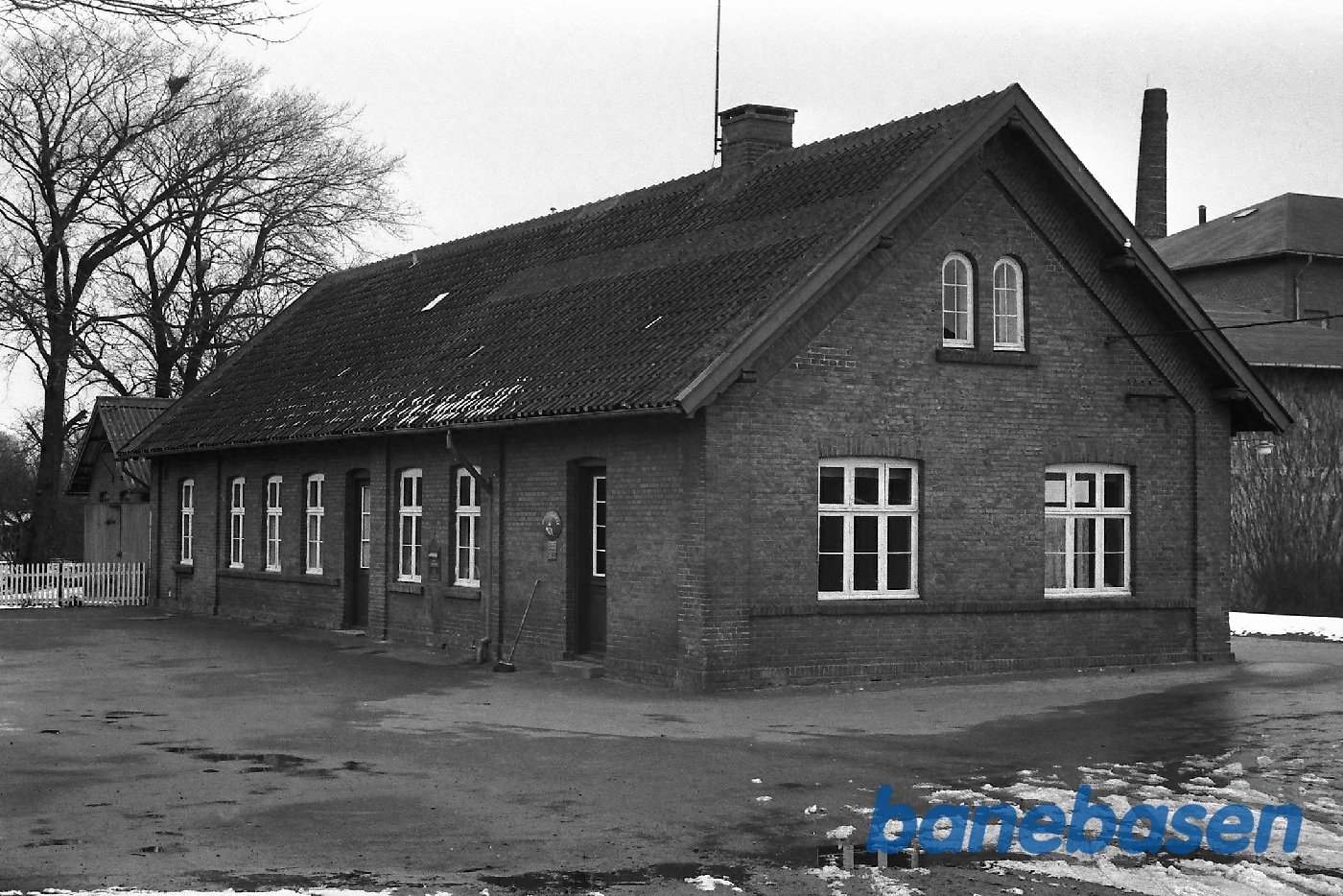 Stationen set fra gaden Stationen set fra gaden