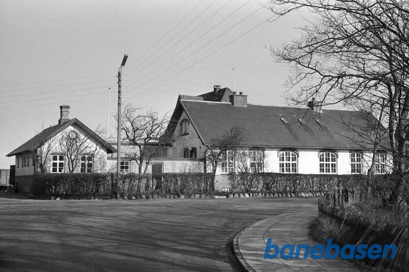 Stationen set fra gaden Stationen set fra gaden