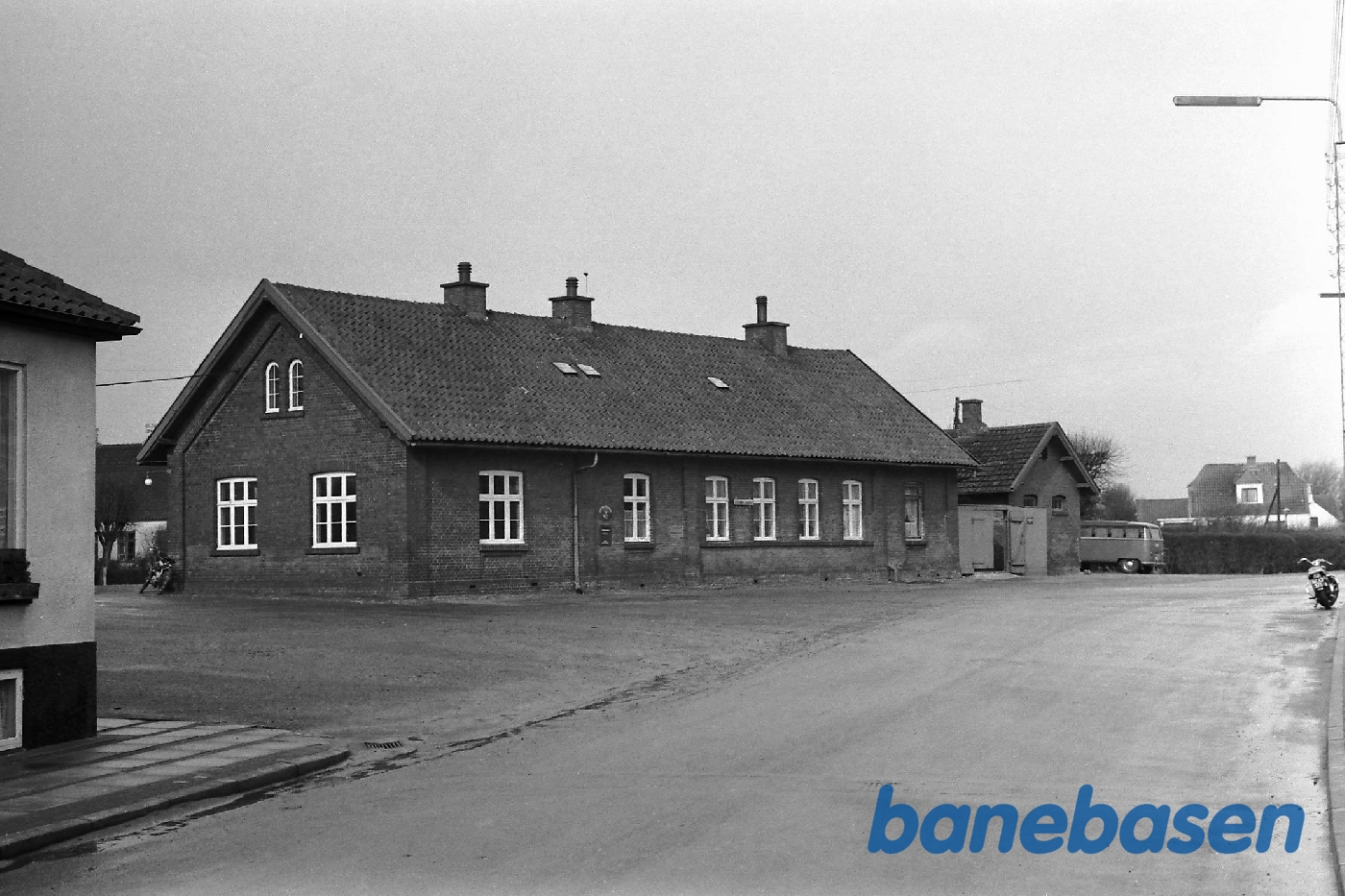 Stationen set fra gaden Stationen set fra gaden