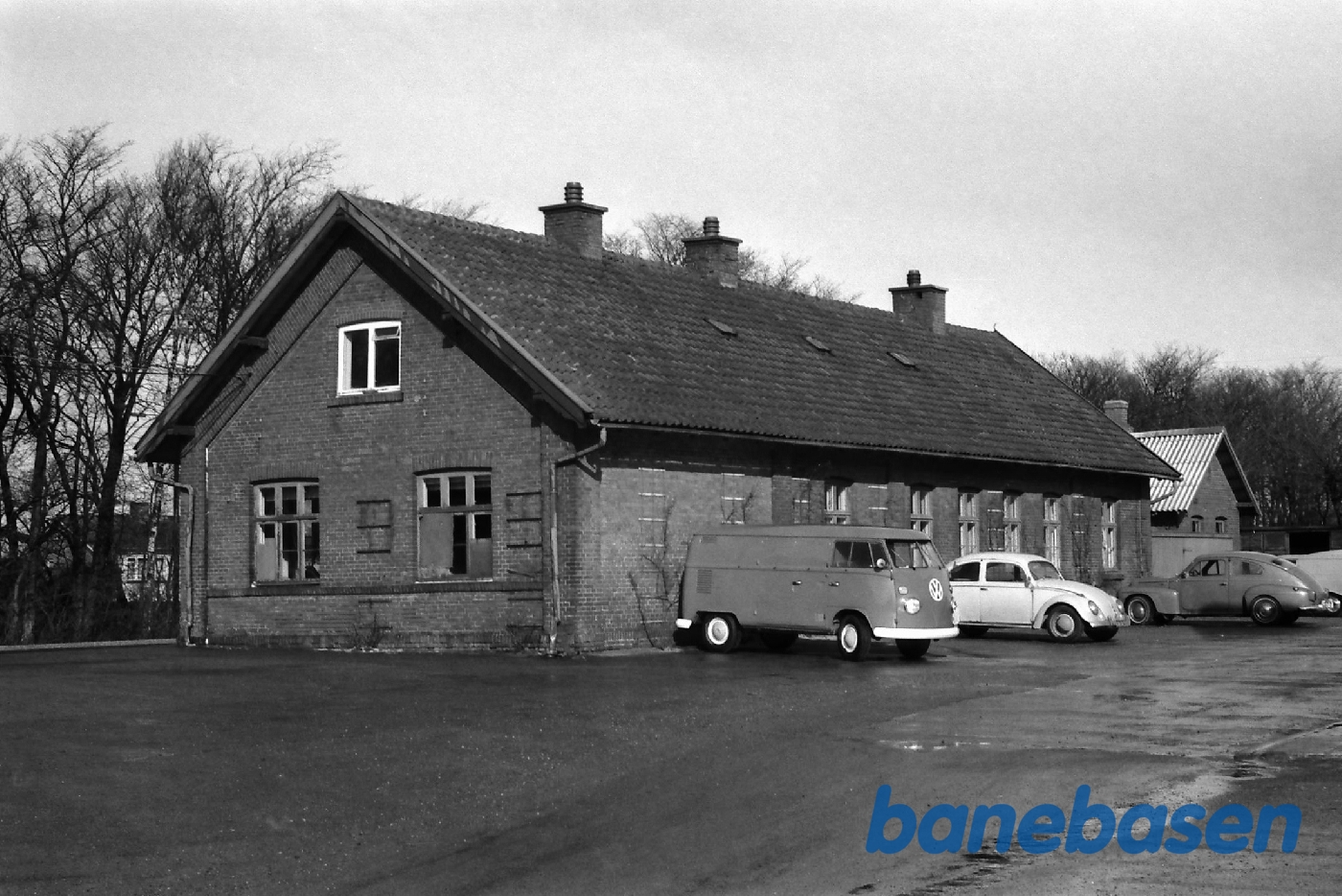 Stationen set fra gaden Stationen set fra gaden