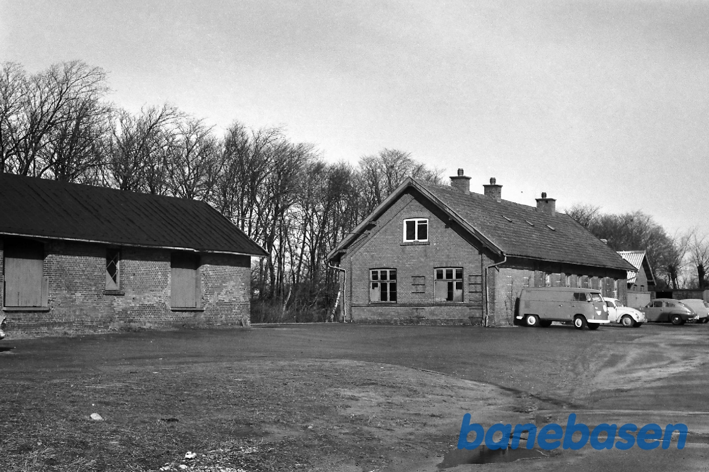 Stationen set fra gaden Stationen set fra gaden