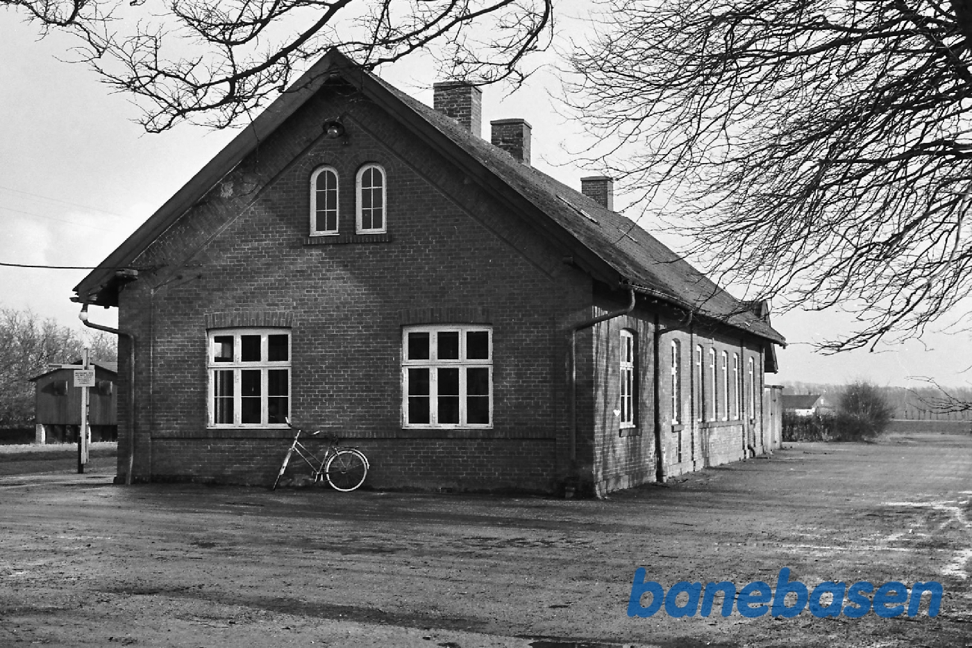Stationen set fra gade Stationen set fra gade