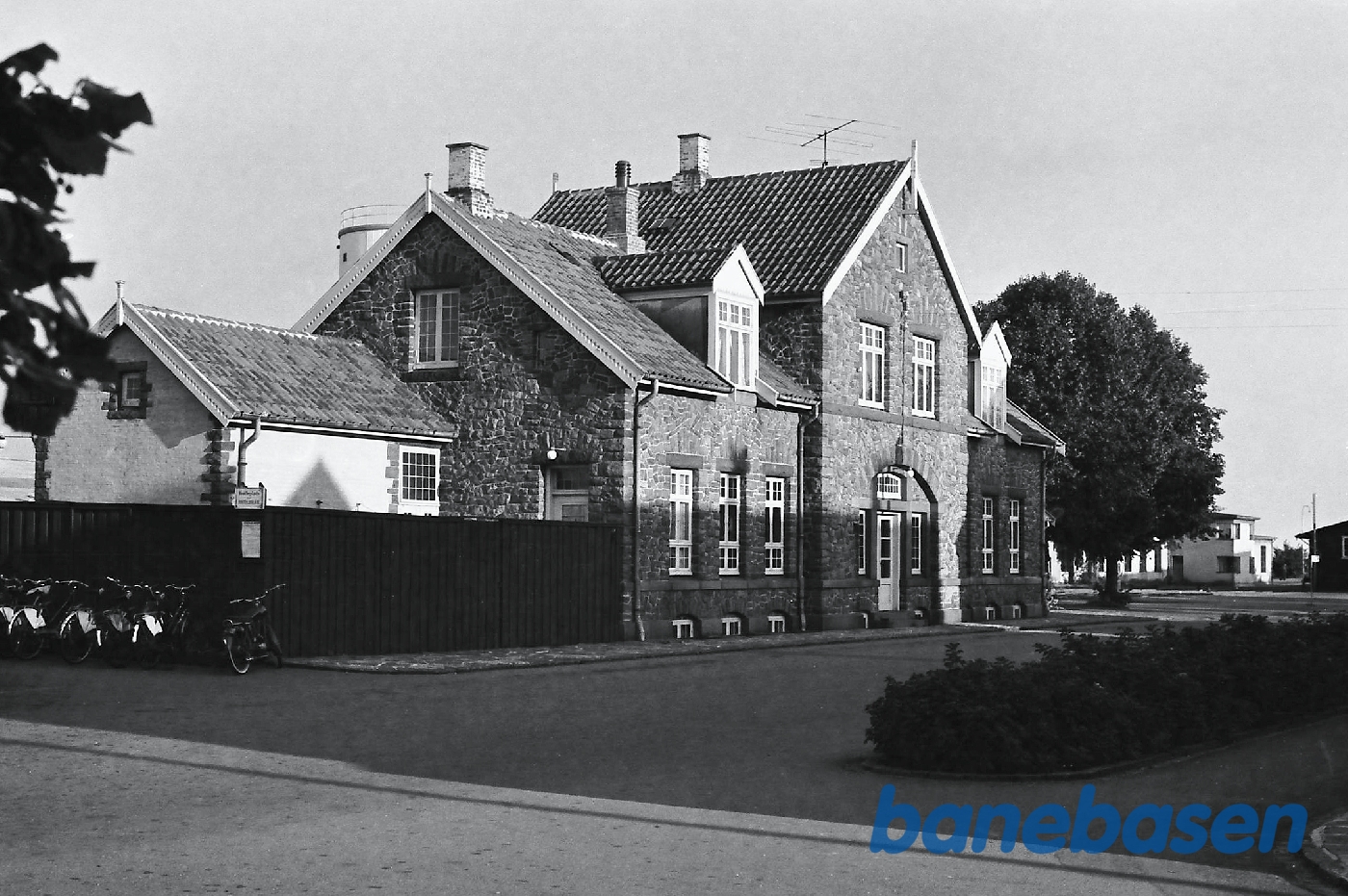 Stationsbygningen set fra gaden Stationsbygningen set fra gaden