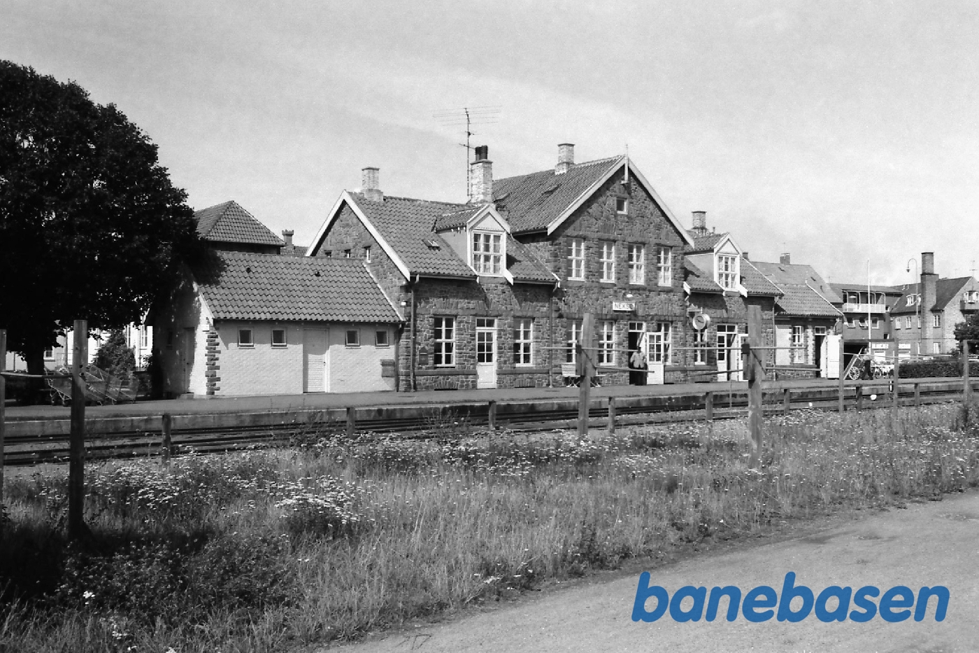 Stationsbygningen set fra perronen Stationsbygningen set fra perronen
