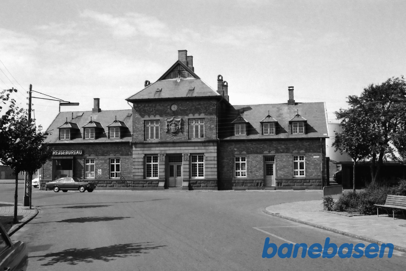 Stationen set fra gaden Stationen set fra gaden