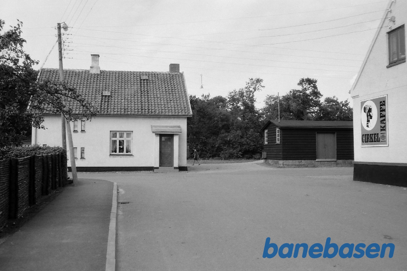 Stationen set fra gaden Stationen set fra gaden
