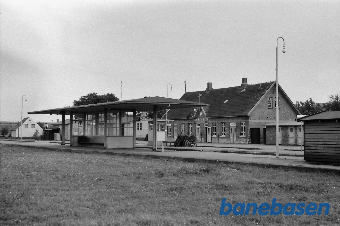 Stationsbygning på mellemperron Stationsbygning på mellemperron
