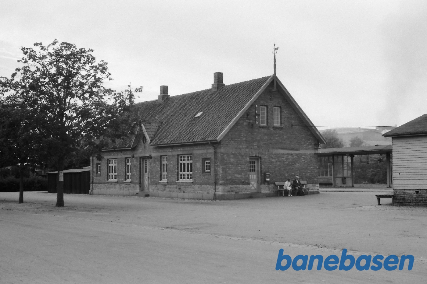 Stationen set fra gade Stationen set fra gade