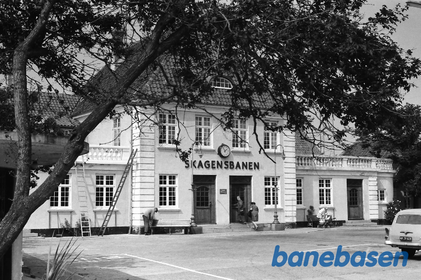 Stationsbygningen fra gaden Stationsbygningen fra gaden