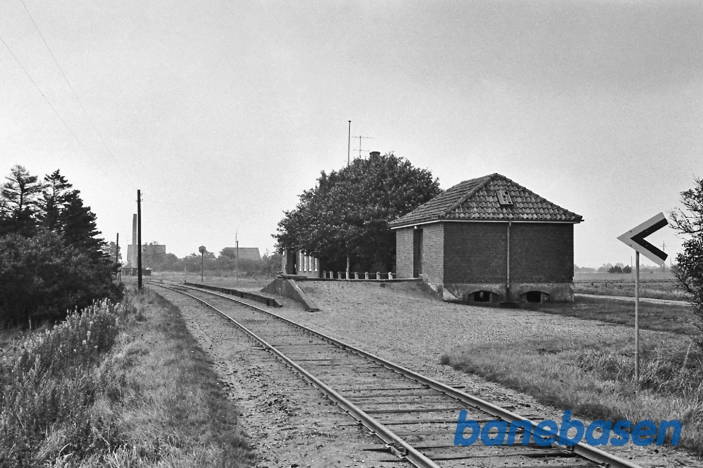 Station. Indkørsel fra Varde med varehus Station. Indkørsel fra Varde med varehus