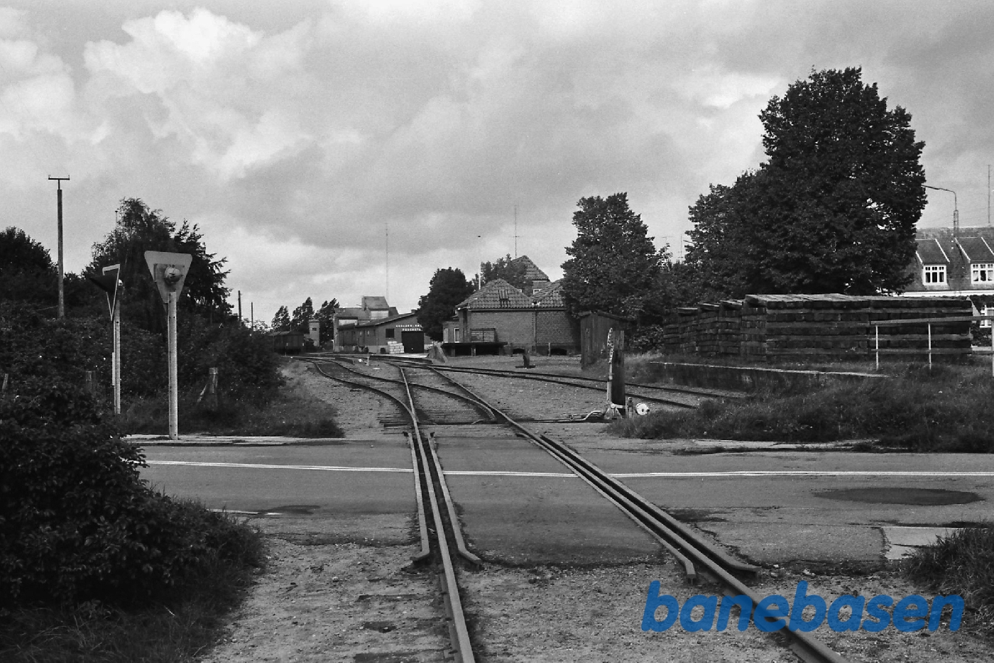 Vejoverskæring lige før Ansager station Vejoverskæring lige før Ansager station