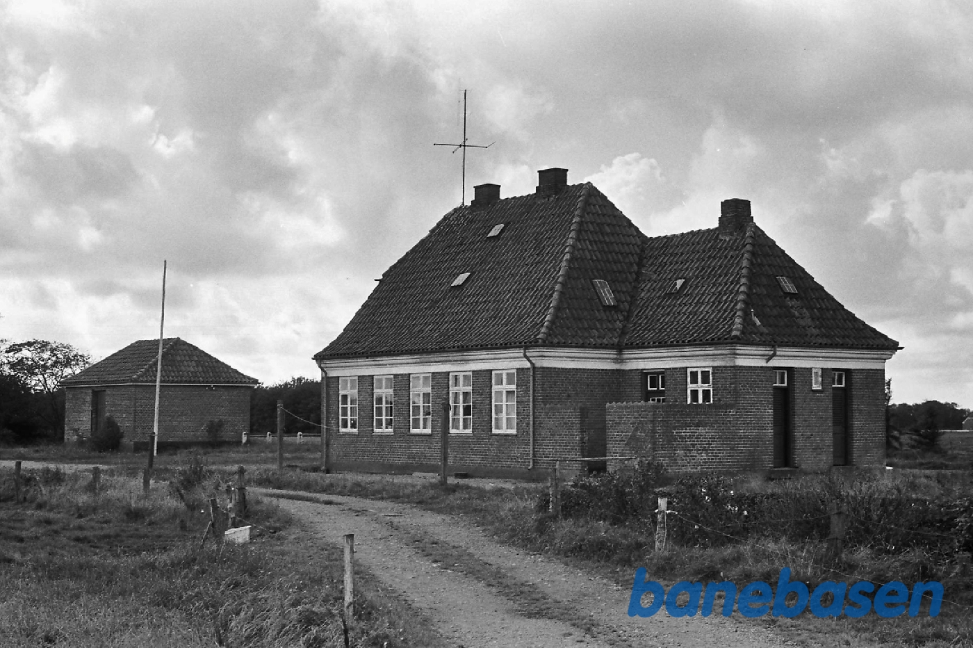 Stationsbygningen set fra gaden Stationsbygningen set fra gaden